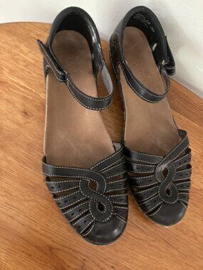 Clarks Black Mary Jane‑Style Ankle Strap Low Wedge Flats US 8.5